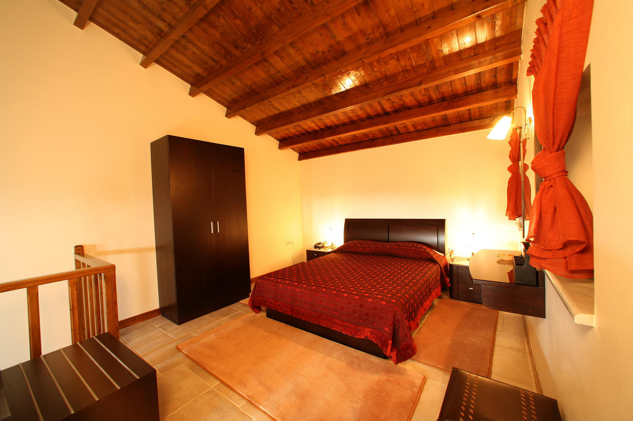 Hôtel Arhontiko Parnona à Karyes Chambre photo