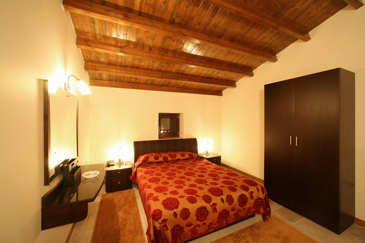 Hôtel Arhontiko Parnona à Karyes Extérieur photo