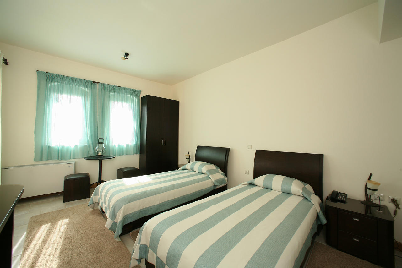 Hôtel Arhontiko Parnona à Karyes Chambre photo