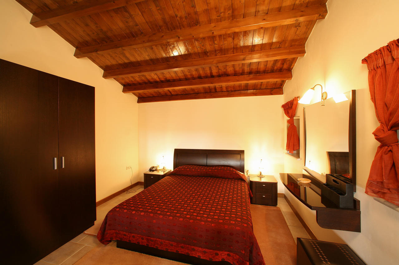 Hôtel Arhontiko Parnona à Karyes Chambre photo