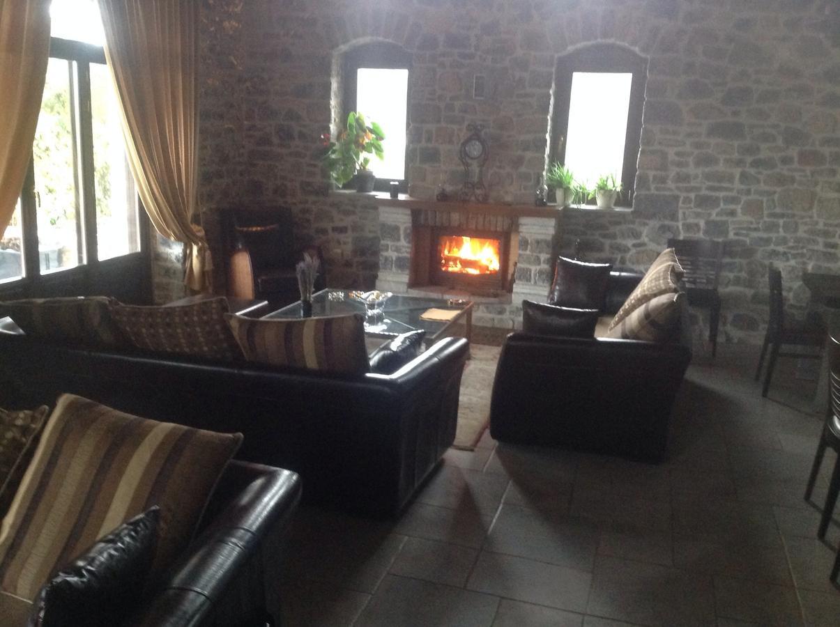 Hôtel Arhontiko Parnona à Karyes Extérieur photo