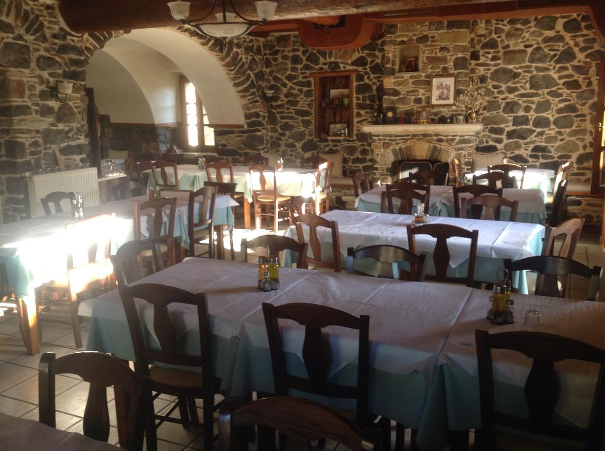 Hôtel Arhontiko Parnona à Karyes Extérieur photo