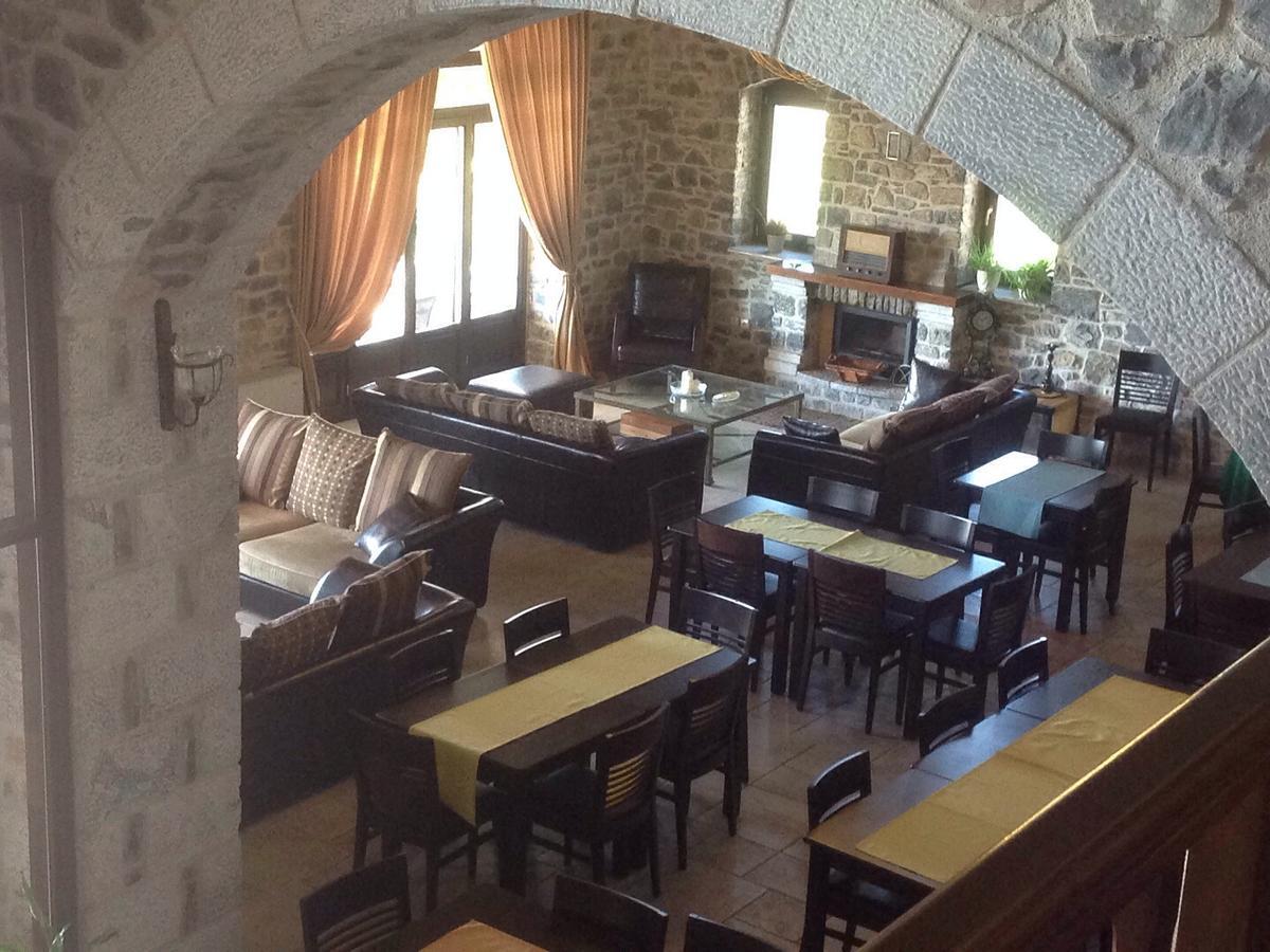 Hôtel Arhontiko Parnona à Karyes Extérieur photo